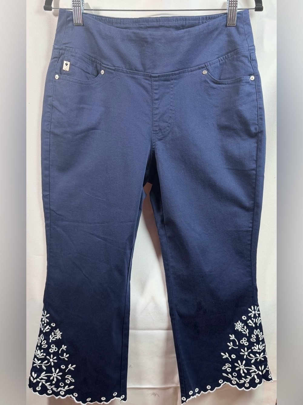 Belle by Kim Gravel NWOT 8P Embroidered Scallop Hem Capri Pants Navy